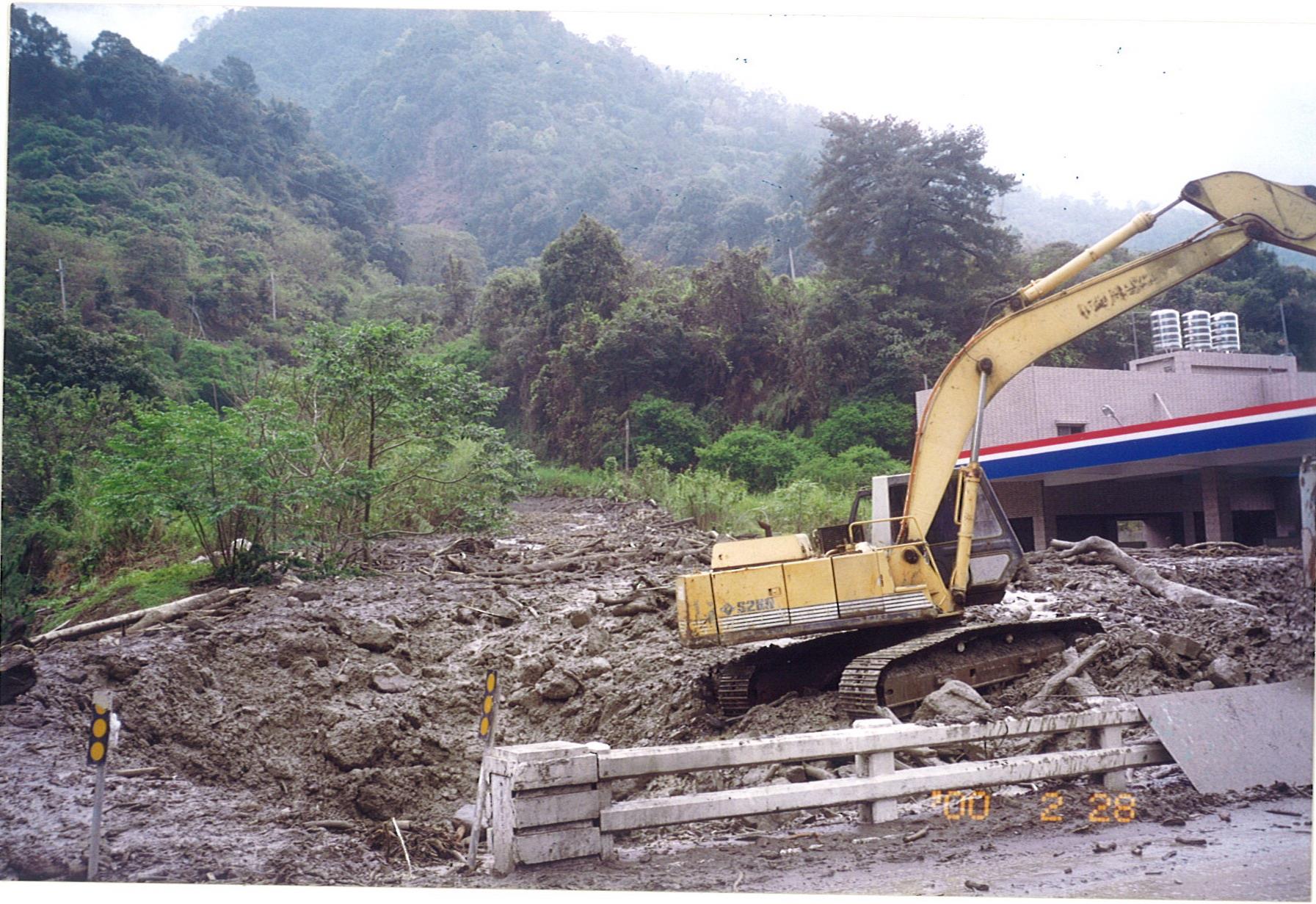 照片2  2000年2月豪雨造成南投縣仁愛鄉南豐村土石流(謝金德提供)